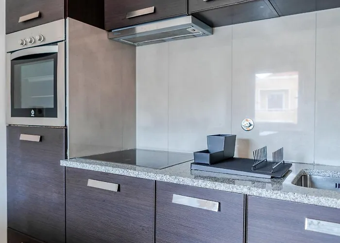 Апартаменты Bright In The Heart Of Lapa - 5min Walk To Metro! Порту